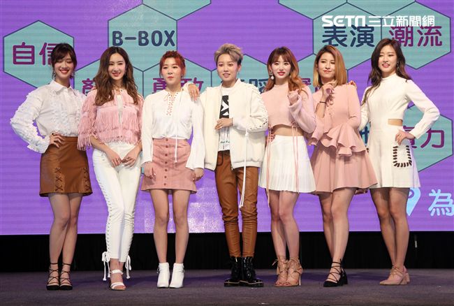 「蜜蜂少女隊」劉雨昕、張希雅、許和琪、關凱元、孔雪兒、羅姝涵、張悠然七位成員組成，暗黑神秘、性感魅惑，首張專輯GPS重新定位華人女子團體。（記者邱榮吉/攝影）