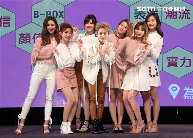 「蜜蜂少女隊」劉雨昕、張希雅、許和琪、關凱元、孔雪兒、羅姝涵、張悠然七位成員組成，暗黑神秘、性感魅惑，首張專輯GPS重新定位華人女子團體。（記者邱榮吉/攝影）