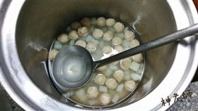 貢丸湯,貢丸,營養午餐,學校,神老師&神媽咪,同學,打包,阿嬤,雞湯,魚湯,排骨湯,湯　圖／神老師&神媽咪https://goo.gl/kTZKhi