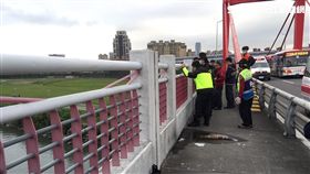 年約40歲的中年男子從光復橋跳水自殺，警消歷經1小時搜索後尋獲，但他已無呼吸心跳，遂緊急將人送醫搶救（翻攝畫面）