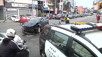 為抓騎士闖紅燈　警車遭2車攔腰猛撞