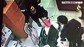 陳姓老婦出西門站時遭到患有中度精神障礙的溫姓男子從後方推倒，溫男母親事後帶著她到案說明並道歉（翻攝畫面）