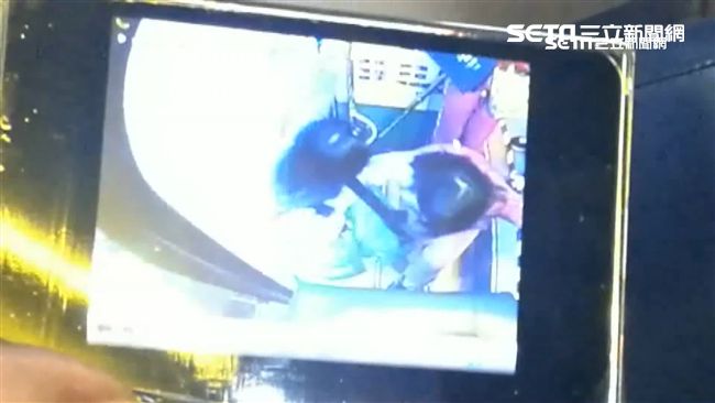 一陣推擠拉不住！國中女跌出門外曝光