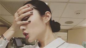 正妹護理師坐櫃台自拍　一張照片引戰(圖／翻攝臉書)