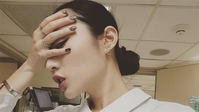 正妹護理師坐櫃台自拍　一張照片引戰