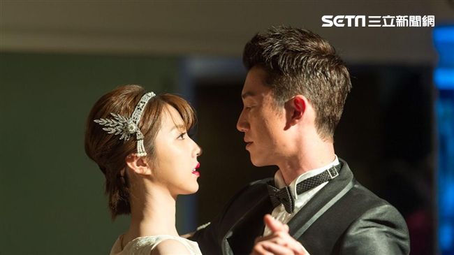 邵雨薇華服穿上身　正到吳慷仁認不出