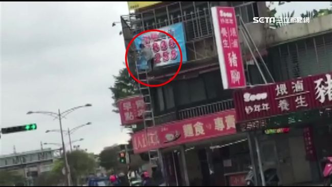 爬三層樓高掛廣告　師傅竟無安全設備