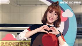 劉奕兒接受三立新聞網專訪直播。（記者邱榮吉/攝影）