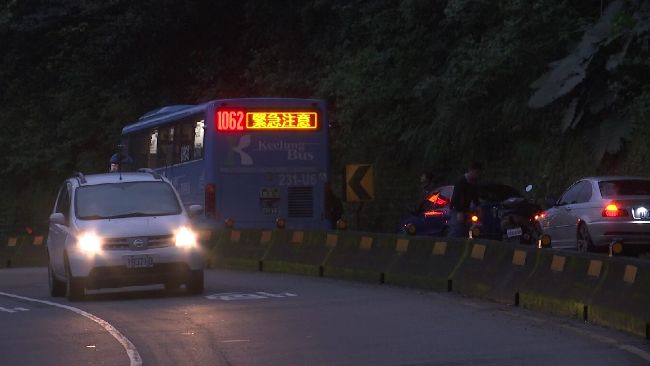 門突開女墜落遭輾斃　檢方勘驗客運
