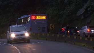 悚！客運後車門突開國中女摔落遭輾斃