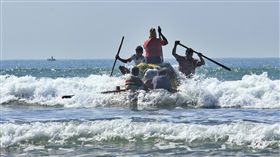 Rohingya的漁民照片發射了一個由空的塑料容器製成的木筏，從緬甸西部若開邦的Maungdaw Tha Pyay Taw村的大海中進入海域。小船、小艇／（圖／美聯社／達志影像）