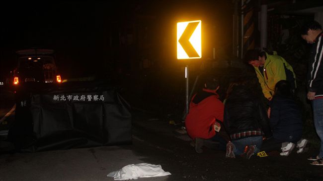 孝孫遭輾斃　祖母撿遺物：差一站到家