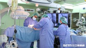 經皮主動脈瓣膜置換術，與傳統開胸手術相比較安全，傷口在腹股溝只有1公分。（圖／國泰醫院提供）