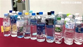 消基會抽驗市售瓶裝水置於高溫環境下是否產生塑化劑。（圖／記者馮珮汶攝）