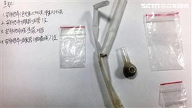 徐男見警心虛追撞前車，還刻意從副駕駛座下車，警方發現他趁機丟棄毒品，徐男辱罵三字經反遭所長過肩摔（翻攝畫面）