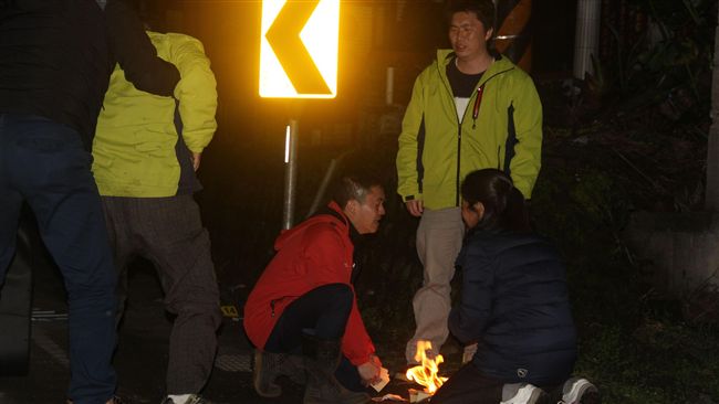 只差一站…孝順女學生摔車外回不了家