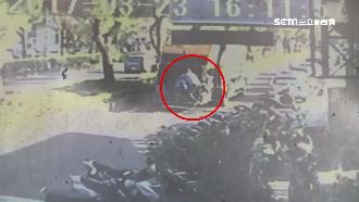 驚險！疑踏板濕滑　清潔員摔落垃圾車