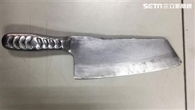 張男與友人前往KTV歡唱，卻因多年宿怨在酒後怒砍葉男，警方獲報趕抵現場逮人，並將小指、腳筋遭砍斷的葉男送醫（翻攝畫面）