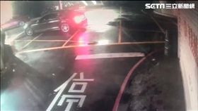 陳男為替朋友出氣，竟開車前往永和一家刺青店，並朝店門口的賓士車連開3槍洩憤（翻攝畫面）