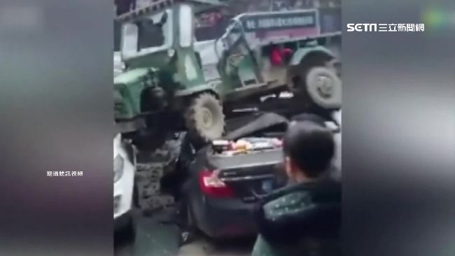 拖拉機從天而降　3輛轎車慘遭砸爛