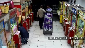 竊賊搬光夾娃娃店　3分鐘得手10萬