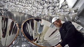 德國科學家，人工太陽，聚光燈（圖／美聯社／達志影像）