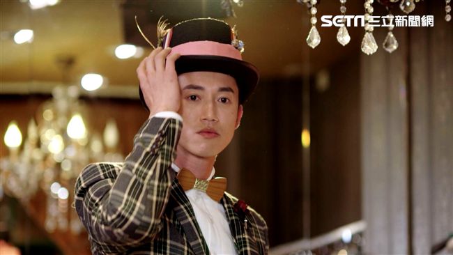 吳慷仁在《極品絕配》上演百變風騷男