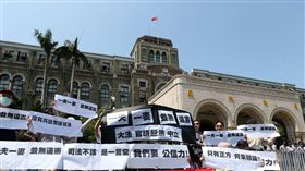 民眾司法院外呼口號反同婚（1）
同婚釋憲案24日在司法院憲法法庭開言詞辯論庭，反同婚民眾中午聚集在司法院外，呼口號反同婚。
中央社記者吳家昇攝 106年3月24日
