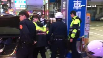車牌有詭！警加油站查槍毒　嫌欲衝撞
