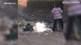 男孩學天堂路。
（圖／翻攝爆料公社）