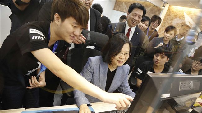 蔡英文上陣打英雄聯盟　初體驗獲首勝
