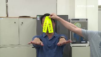 跟媽祖遶境　記者綁布條卻像符咒