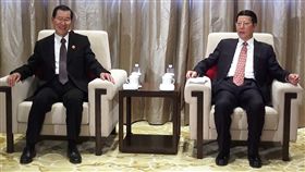 蕭萬長率團會面張高麗（3）
前副總統蕭萬長（左）24日飛抵中國大陸海南省，以兩岸共同市場基金會榮譽董事長身分率團出席博鰲亞洲論壇年會，他傍晚與中國大陸國務院常務副總理張高麗（右）會面。
中央社記者裴禛博鰲攝 106年3月24日