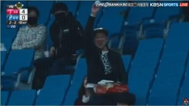 邊吃炸雞邊「接殺」！韓球迷帥翻全場