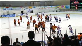 冰球台灣跟中國選手打群架（圖／翻攝自Youtube）