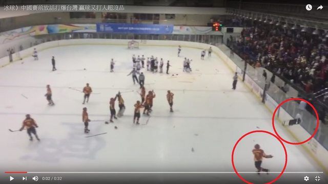 惡質！大陸冰球選手　竟拿折凳丟觀眾