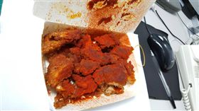 加辣粉的雞排 圖翻攝自Dcard https://www.dcard.tw/f/funny/p/226039518-%E4%B8%8D%E5%B0%8F%E5%BF%83%E5%BE%97%E7%BD%AA%E9%9B%9E%E6%8E%92%E5%BA%97%E8%80%81%E9%97%86%E7%9A%84%E5%A5%B3%E5%85%92