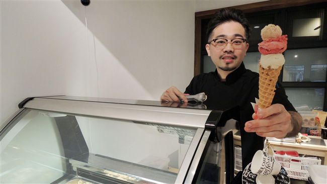 川菜館二代愛甜　創業賣法式冰淇淋