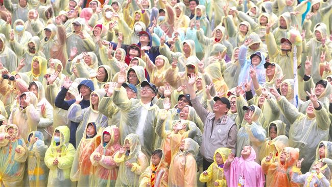 千人雨中排字　響應321國際森林日