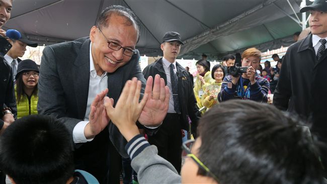 林全慶兒童節帶動唱　為小朋友搥背