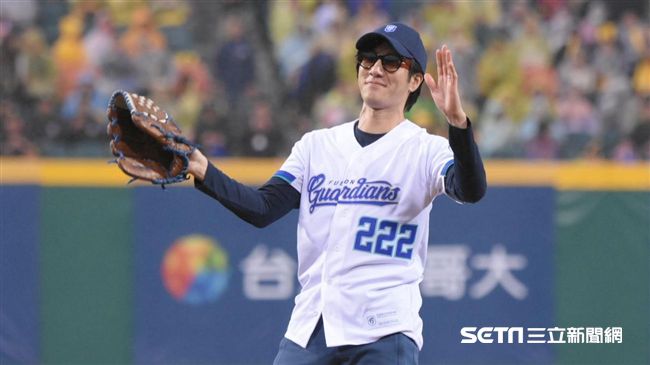 圖／王力宏帥氣開球　中職開幕賽開打