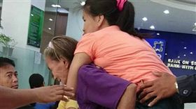 菲律賓,母愛,癱瘓女兒,Julieta,親情,Mary Jane Lorenzo,輪椅,政府補助　圖／翻攝自網友臉書https://goo.gl/ADScSc