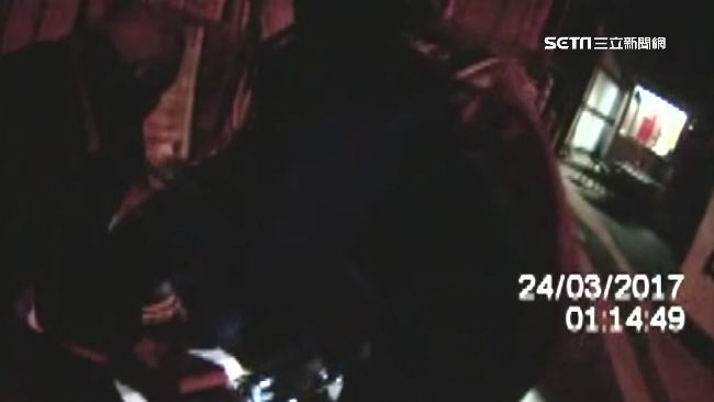 保全巡工地掉坑摔斷腿　員警即刻救援