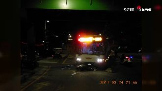 雙方搶快釀禍　左轉公車撞飛雙載機車