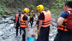 屏東海神宮瀑布1男溺水亡　身分調查中
屏東三地門鄉青山村海神宮瀑布中午有1男性溺水，消
防人員前往打撈上岸，這名40歲的男性已沒有生命徵象
，送醫後宣布死亡，男性身分由警方調查中。
（屏東消防局提供）