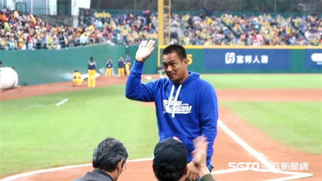 鋒砲陳金鋒現身　全場球迷鼓譟歡呼