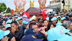 大甲媽祖展開遶境活動，媽祖鑾轎25日下午3時30分左
右才進入彰化市，比預計時間慢了約4個小時，但信眾
熱情不減，仍願意等待。
中央社記者吳哲豪彰化攝　106年3月25日