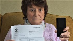 大鵰,手機,手機送修,LP,裸體男子,洗澡,電信商,Everything Everywhere,Kay Clash,維修　圖／翻攝自The Sunhttps://goo.gl/Y1saMm