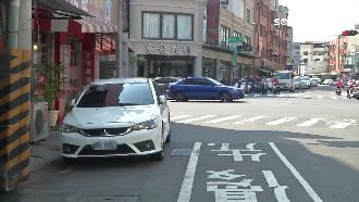 老闆身份特殊？火鍋店外違停不會拖