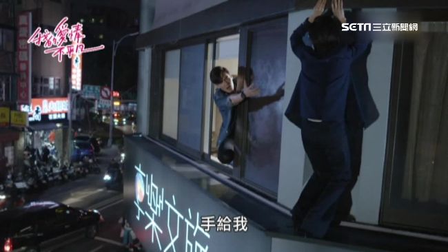 豆花妹驚險站在圍牆邊　有熊膽沒在怕